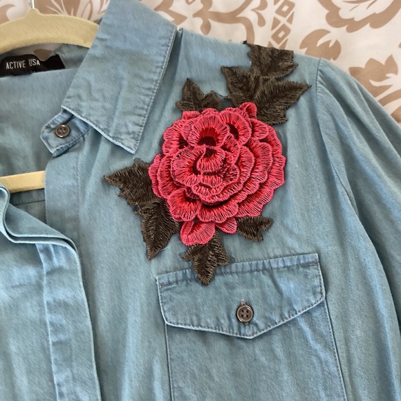 🛍️🛍️ 3 for $5. Beautiful 3D floral appliquéd denim top - Picture 3 of 6